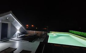 Modern Penthouse Ivan With Rooftop Swimming Pool And Jacuzzi